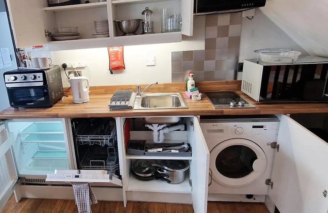 City Center Ground Floor Flat With Patio &Parking-1