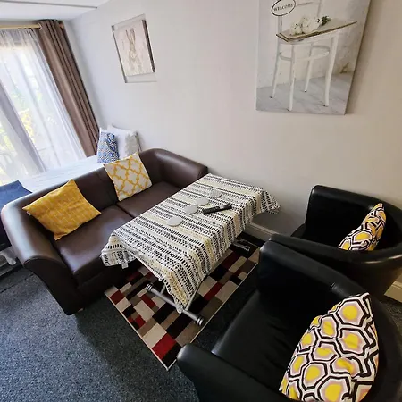 City Center Ground Floor Flat With Patio &Parking-3